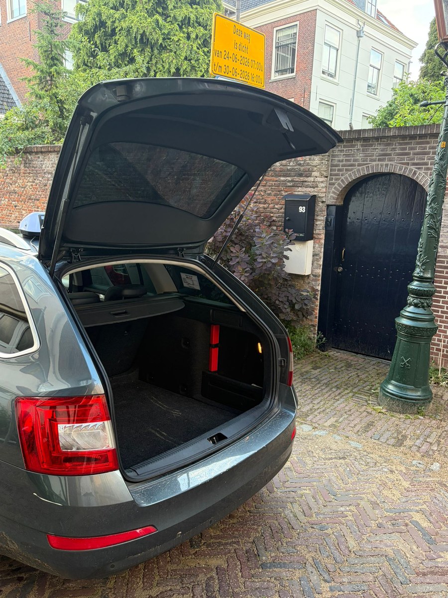 Ruime bagageruimte van de stationwagen van Voorne Taxilijn